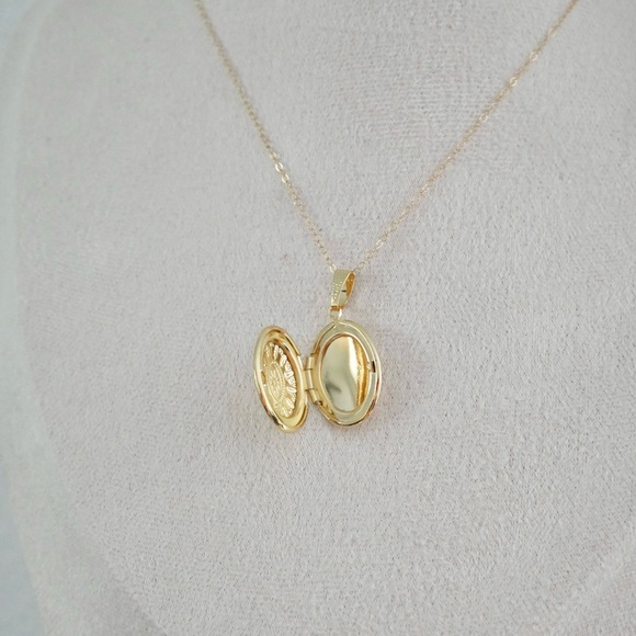 LucyMint Jewelry | Ornate Oval Gold Locket Necklace - Picture 3 of 5